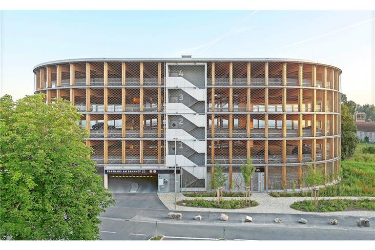 Holzparkhaus in Wendlingen am Neckar, entworfen von herrmann+bosch architekten aus Stuttgart.