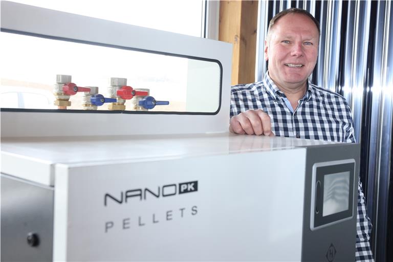 Holzpellets-Heizungen wie diese sind bei Jürgen Hanig und seinen Kollegen momentan sehr gefragt. Auf Lieferung und Einbau müssen die Kunden deshalb oft lange warten.Foto: Gabriel Habermann