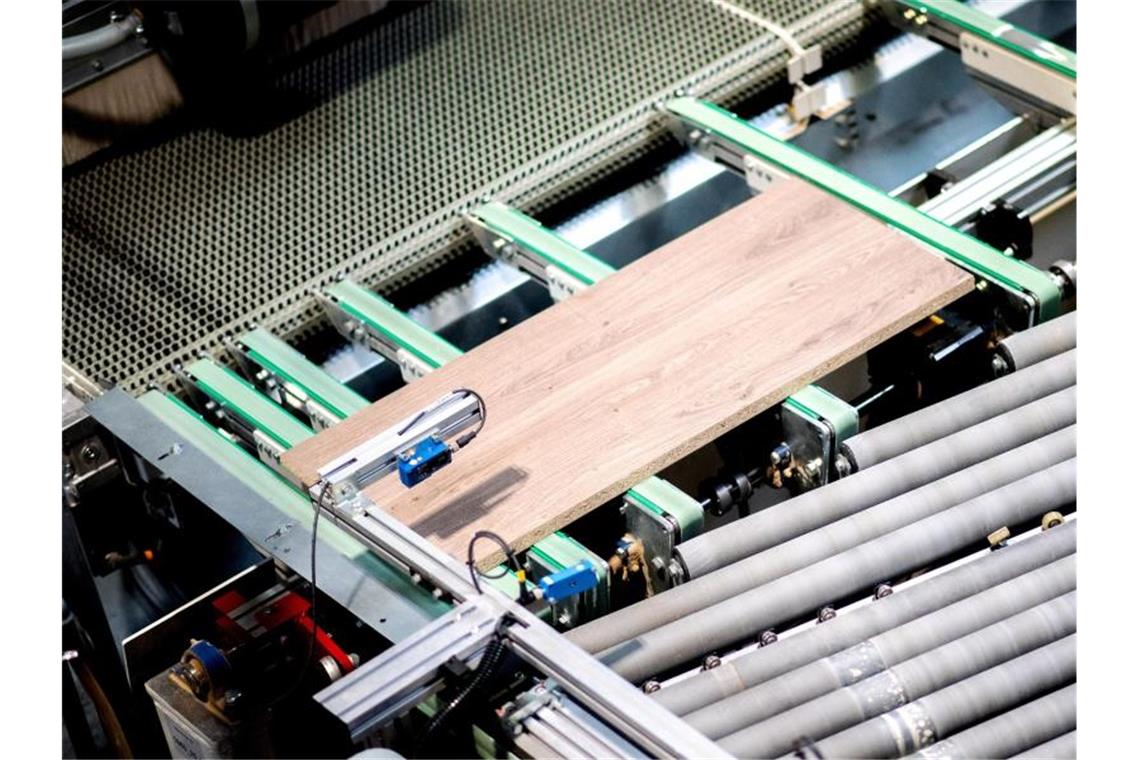 Homeoffice: Büromöbel-Branche profitiert vom Ortswechsel Holzplatten für Schreibtische werden in der Produktion von fm Büromöbel GmbH automatisch zugeschnitten. Foto: Hauke-Christian Dittrich/dpa
