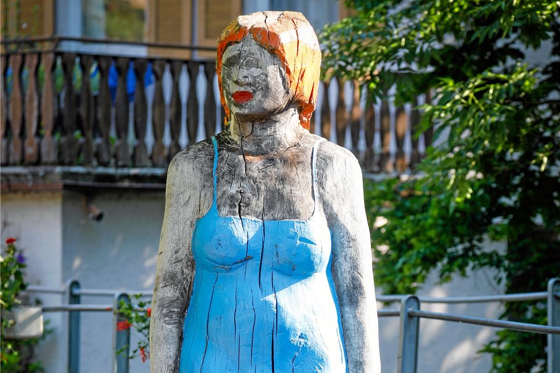 Alle drei Jahre wieder Holzskulptur „Stehende“ von dem in Backnang lebenden Bildhauer Gregor Oehmann.