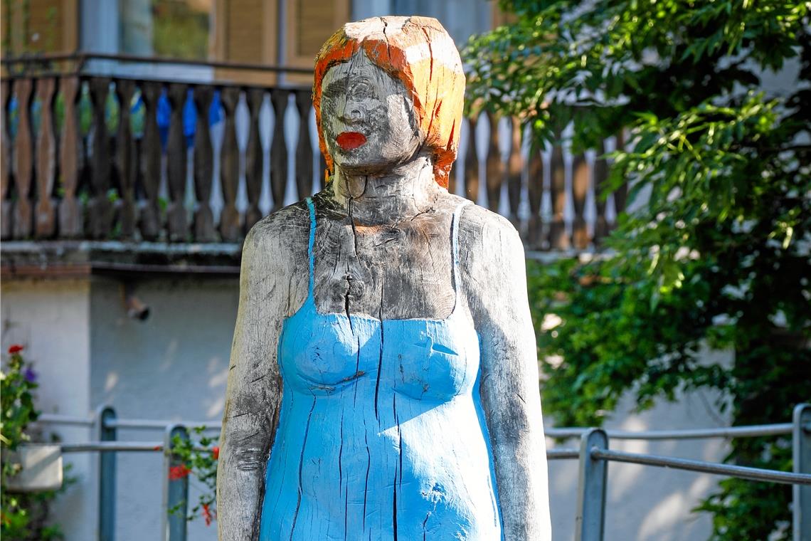 Holzskulptur „Stehende“ von dem in Backnang lebenden Bildhauer Gregor Oehmann.