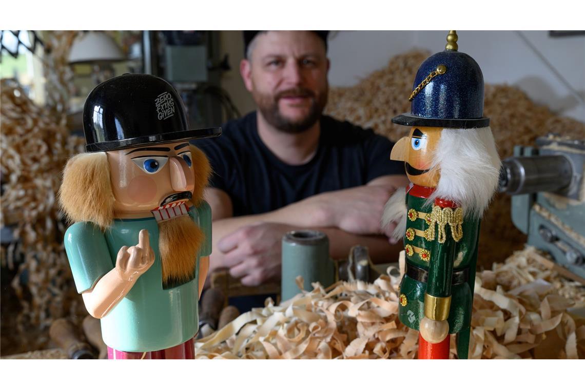 Holzspielzeugmacher Markus Füchtner erweckt in seiner Werkstatt in Seiffen erzgebirgische Nussknacker in Handarbeit zum Leben. Er ärgert sich über Billigkopien aus Fernost im Handel.