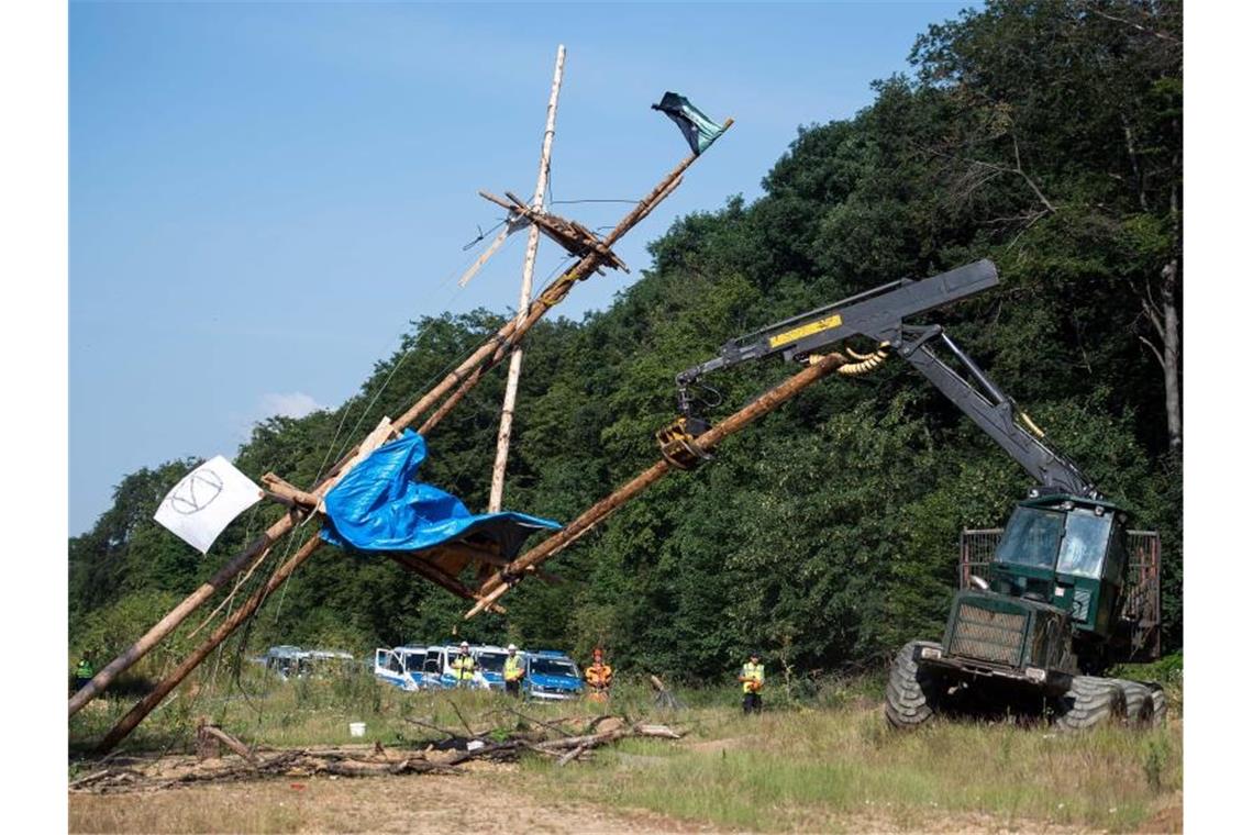 Holzvollernter reißt einen „Dreifuß“ von Umweltaktivisten im Hambacher Wald ab. Foto: Marius Becker/dpa