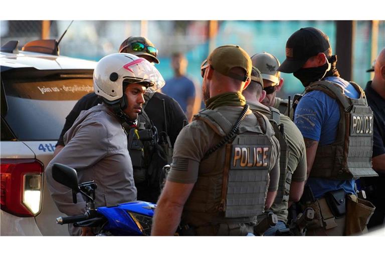 Homeland Security Beamte  überprüfen einen Mopedfahrer in Washington.