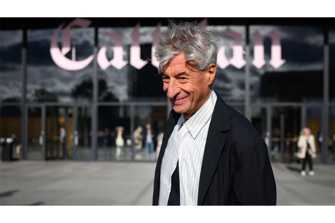 Hommage in Sütterlin: der Künstler Maurizio Cattelan steht anlässlich der Eröffnung der Sonderausstellung „NIGHT“ vor der Neuen Nationalgalerie.