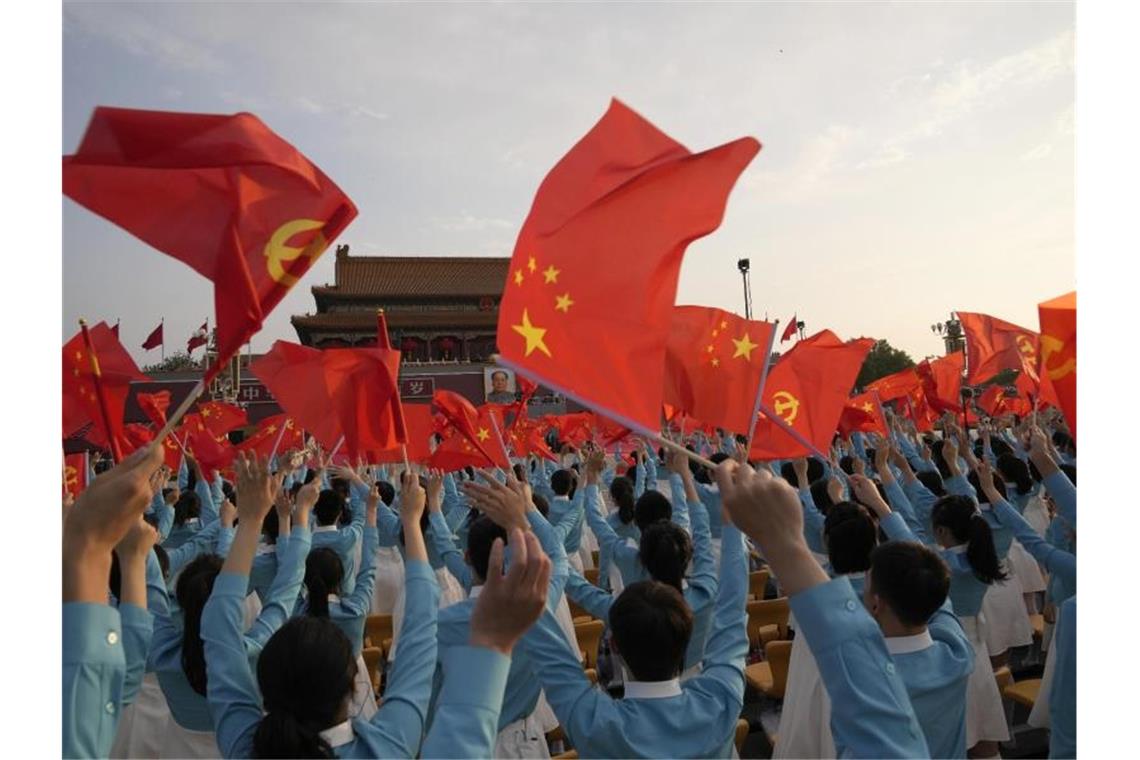 100. Parteijubiläum: Xi warnt Ausland vor „Kollisionskurs“ Hongkong bereitet sich auf Feierlichkeiten zum 100. Jubiläum der Kommunistischen Partei Chinas vor. Foto: Ng Han Guan/AP/dpa