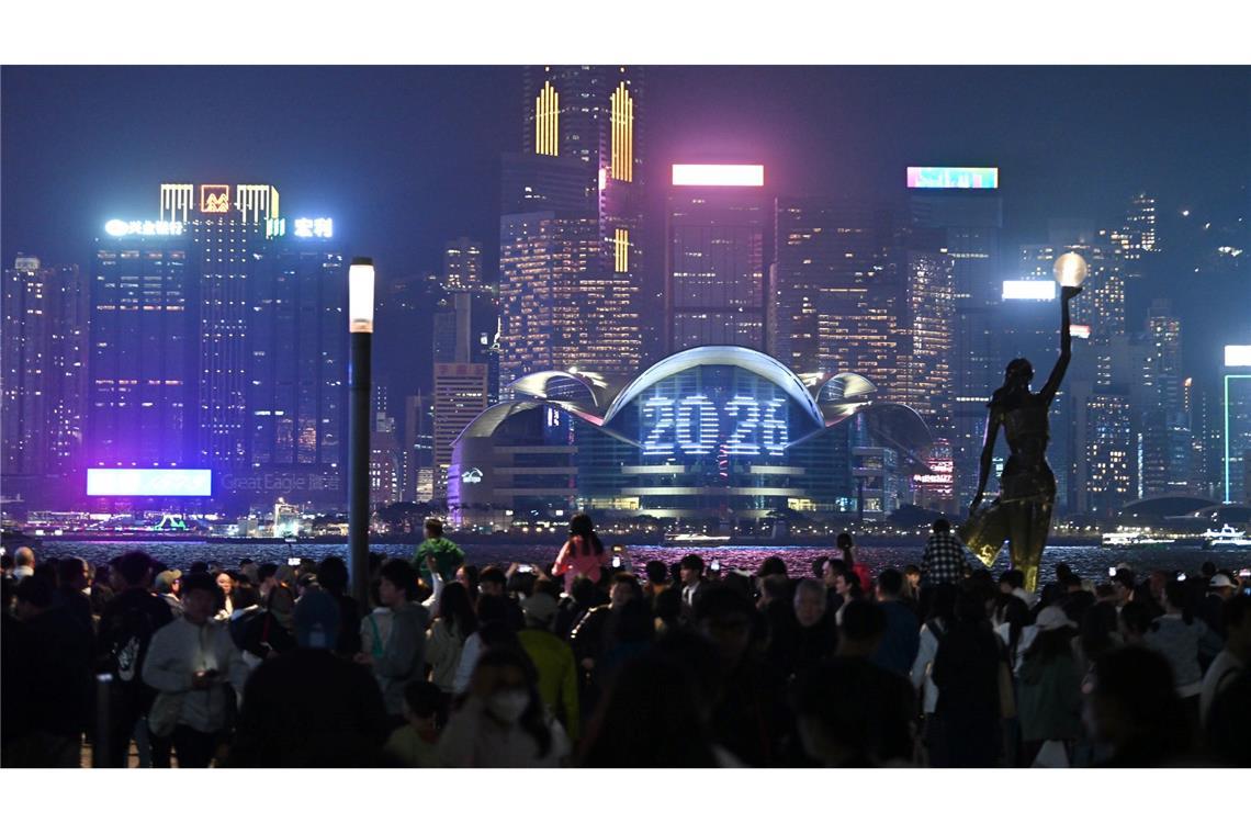 Hongkong: Besucher warten am Victoria-Hafen in Tsim Sha Tsui auf den Silvester-Countdown