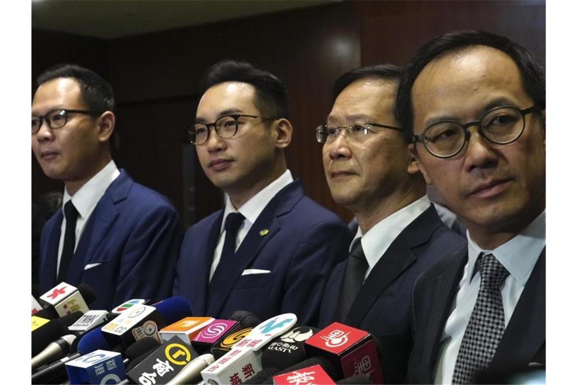 Hongkong hat die vier Politiker der demokratischen Opposition, Dennis Kwok (l-r), Alvin Yeung, Kenneth Leung, Kwok Ka-ki und Kwok Ka-ki, aus dem Parlament der Sonderverwaltungsregion ausgeschlossen. Foto: Vincent Yu/AP/dpa