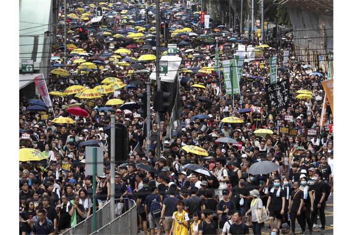 Hunderte Hongkonger protestieren am Airport gegen Regierung Hongkong kommt nicht zur Ruhe: Seit Wochen gehen regierungskritische Demonstranten auf die Straße. Foto: Vincent Yu/AP