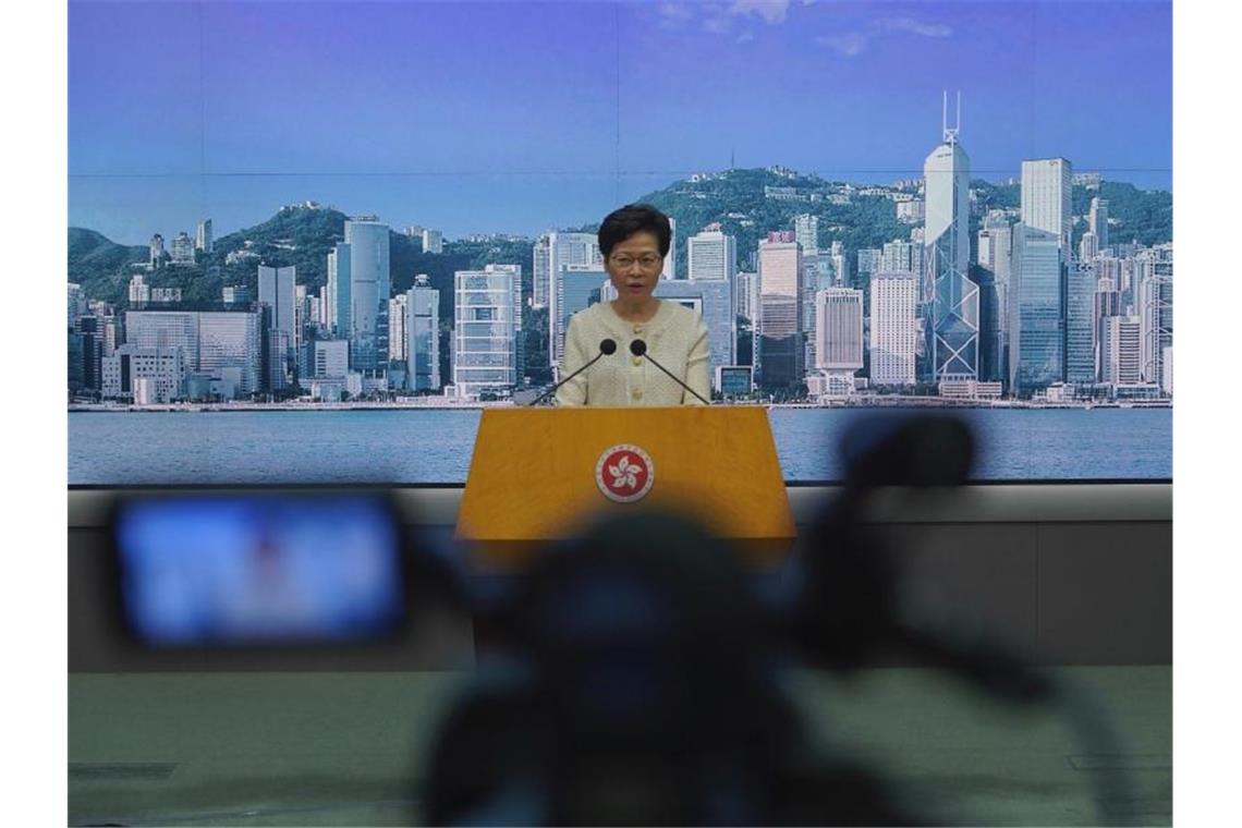 Hongkongs Regierungschefin Carrie Lam hat eine rigorose Umsetzung des umstrittenen Sicherheitsgesetzes angekündigt. Foto: Vincent Yu/AP/dpa