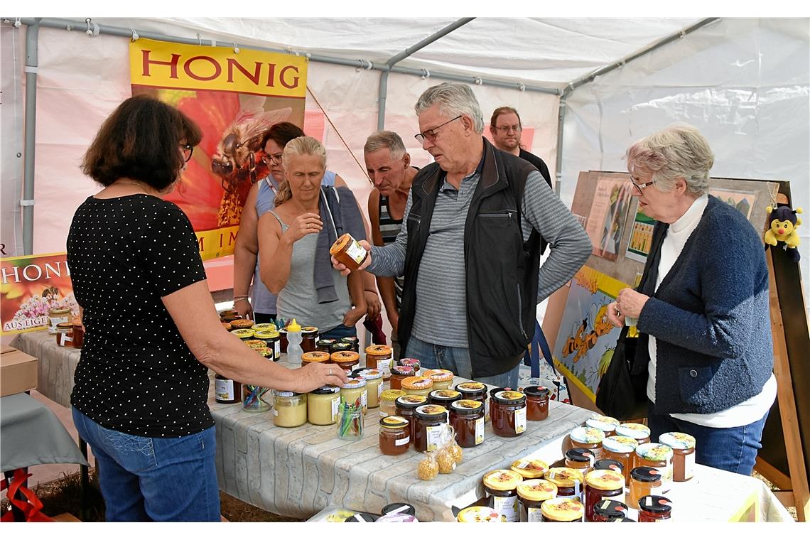 Honig aus eigener Imkerei auf dem Bauernmarkt.