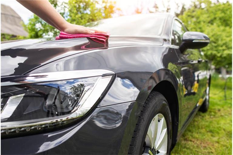 Honigtau auf dem Auto? So entfernen Sie die klebrige Schicht sicher von Lack und Scheiben – mit Tipps zu Waschanlage, Detailer & Lackschutz.