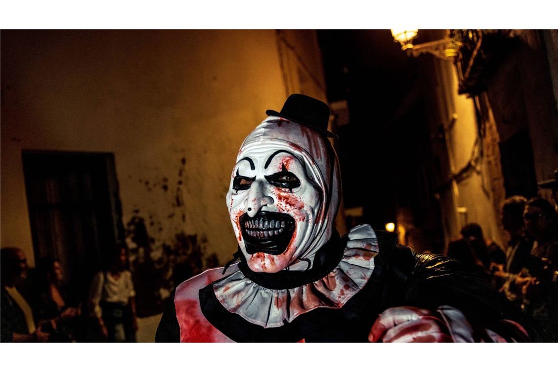 Was sich bei Halloween rumtreibt Horrorclown: Für die Panik vor Clowns gibt es  einen medizinischen Fachbegriff: Coulrophobie – die krankhafte Angst vor Clowns. Dahinter verbirgt sich die Angst vor dem Unbekannten,  die Furcht vor dem Bösen, das sich hinter der Maske des Lächeln versteckt. Der Anthropologe Claude Levi-Strauß (1908-2009) hat dieses Phänomen  genauer untersucht. Wer eine Maske trägt, braucht sich um gesellschaftlliche Konventionen nicht zu scheren, weil sie seine Identität verdeckt. So kann er öffentlich und doch unerkannt Schrecken verbreiten.
