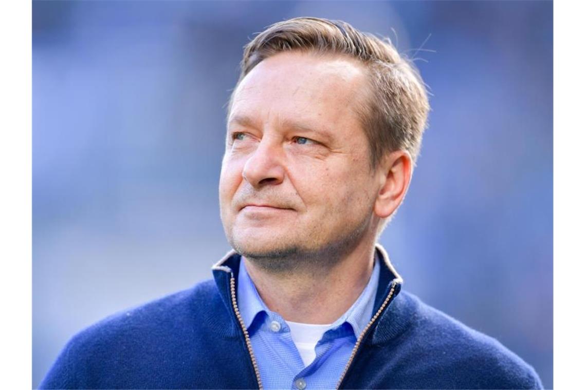 Horst Heldt, Sportchef vom 1. FC. Köln, steht auf dem Spielfeld. Foto: Uwe Anspach/dpa/Archivbild