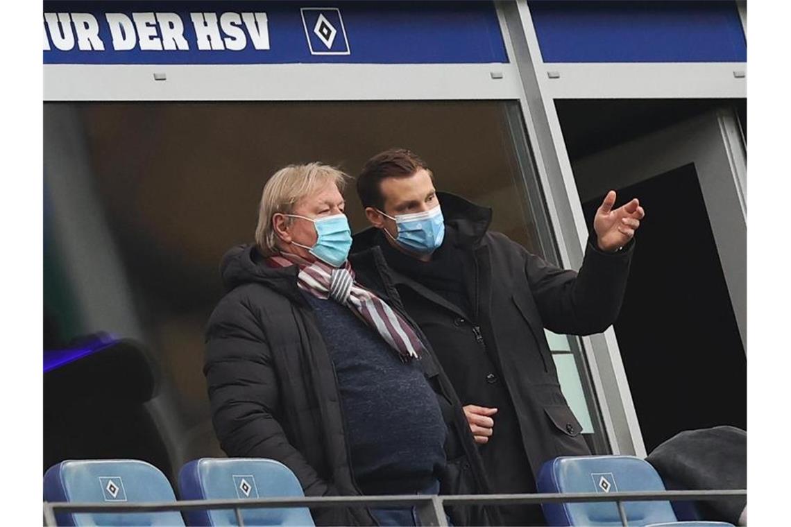 Horst Hrubesch (l) im Volksparkstadion im Gespräch mit Marcell Jansen. Foto: Christian Charisius/dpa