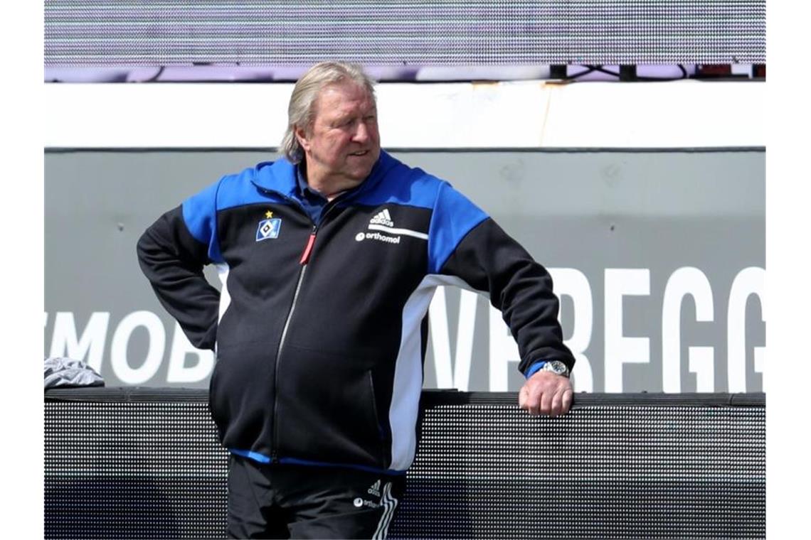 Unaufsteigbarer HSV mal wieder vor einem Neuanfang Horst Hrubesch und der HSV vergaben in Osnabrück die letzte Aufstiegschance. Foto: Friso Gentsch/dpa