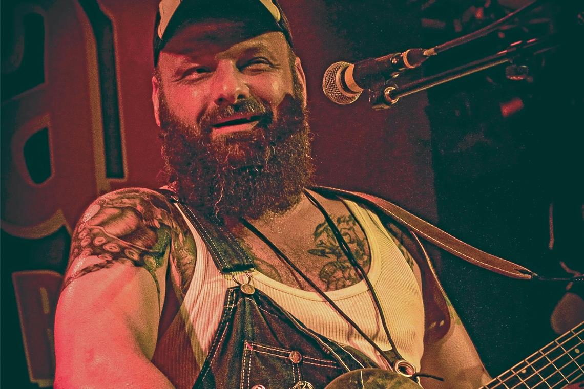 „Fork Rock“ mit Mistgabel und Latzhose Horst Mudd am Bass gibt auch stimmlich den Ton an. Foto: Thrashboy Originall