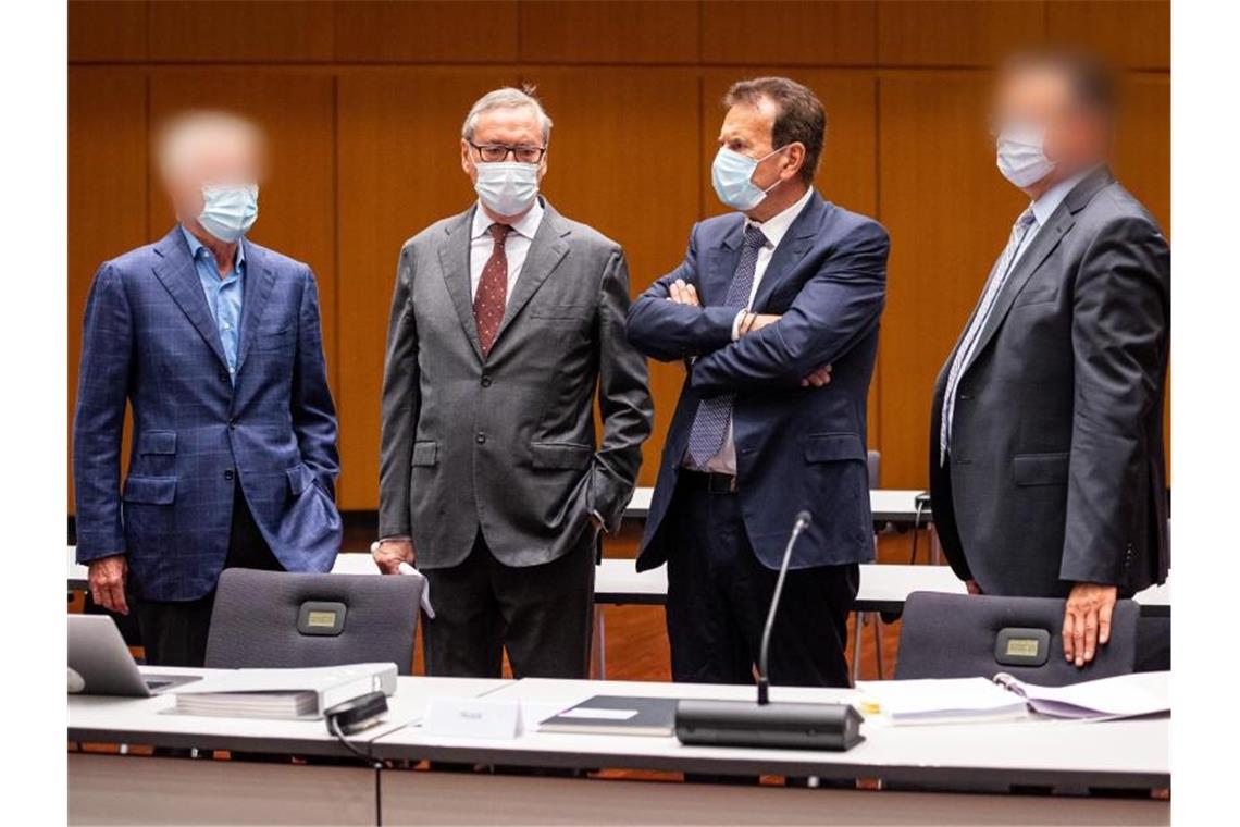 Betriebsratsgehälter: VW-Manager freigesprochen Horst Neumann (2.v.l) und Karlheinz Blessing (2.v.r), ehemalige VW-Konzernpersonalvorstände, stehen mit zwei weiteren Angeklagten kurz vor Prozessauftakt in der Stadthalle Braunschweig zusammen. (Archivbild). Foto: Moritz Frankenberg/dpa