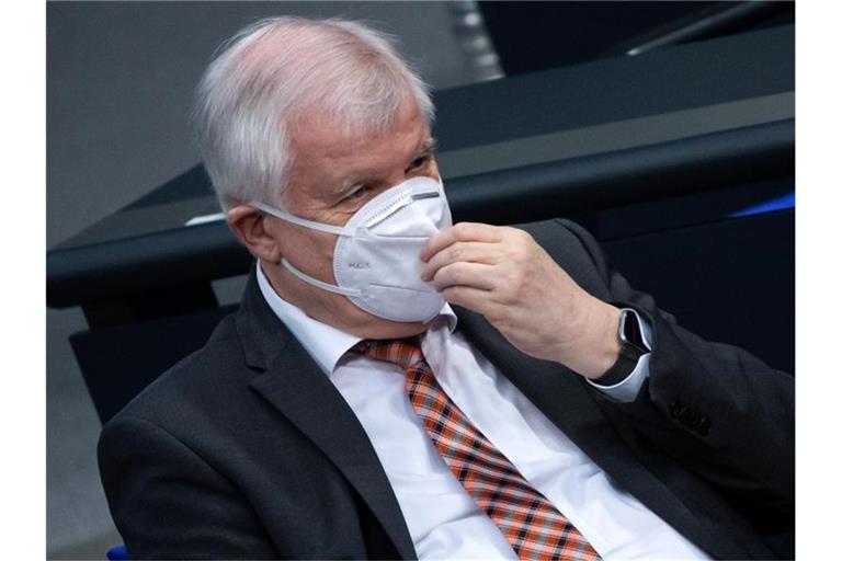 Horst Seehofer am Donnerstag im Deutschen Bundestag. Foto: Bernd von Jutrczenka/dpa