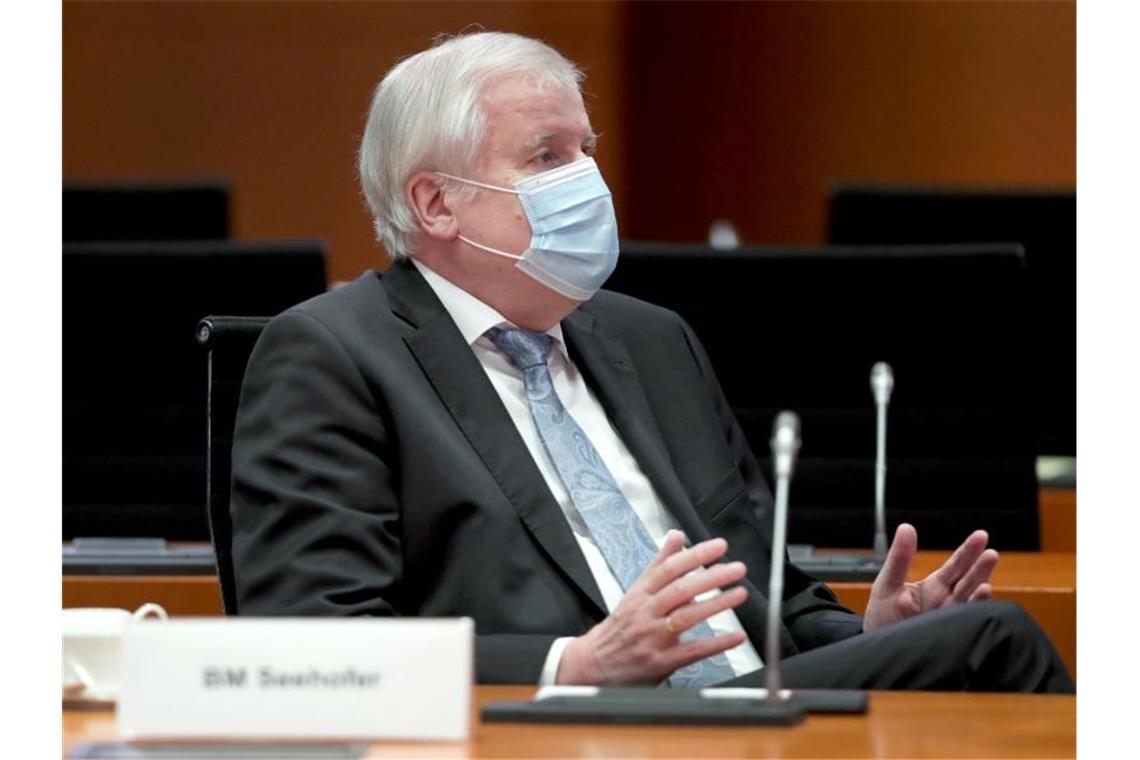 Horst Seehofer (CSU) bei der Kabinettssitzung im Kanzleramt. Foto: Michael Sohn/POOL AP/dpa/Archiv