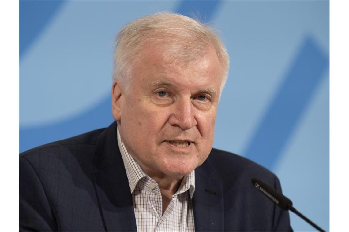 Seehofer: Krisenstab wird US-Griff nach Impf-Firma bereden Horst Seehofer (CSU), Bundesinnenminister, bei einer Pressekonferenz im Bundesinnenministerium. Foto: Jörg Carstensen/dpa