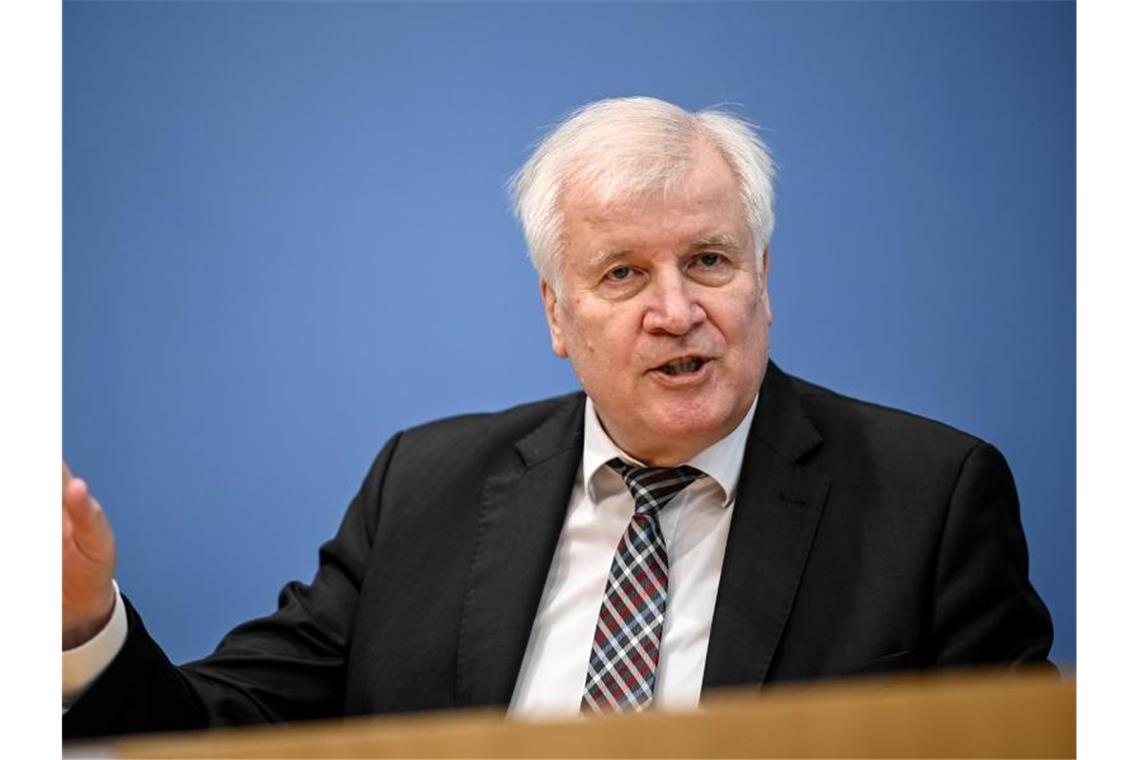 Horst Seehofer (CSU), Bundesinnenminister, spricht bei einer Pressekonferenz. Foto: Britta Pedersen/dpa-Zentralbild/dpa