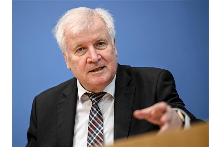 Horst Seehofer (CSU), Bundesinnenminister, spricht bei einer Pressekonferenz zum Thema Migration. Foto: Britta Pedersen/dpa-Zentralbild/dpa