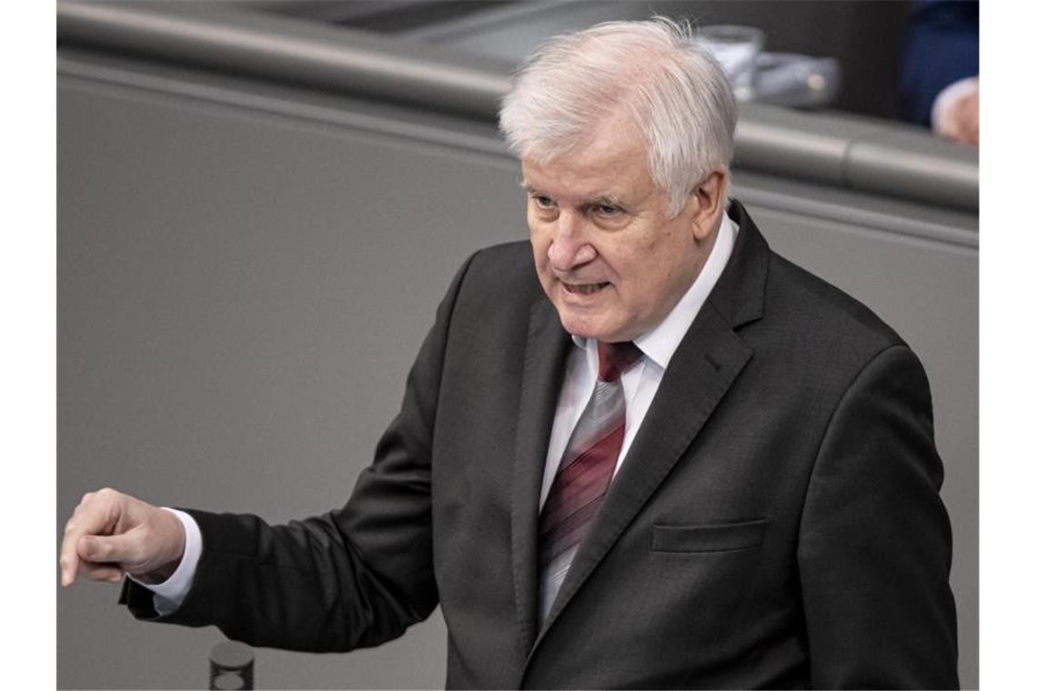 Horst Seehofer (CSU), Bundesminister des Innern, für Bau und Heimat, hält im Bundestags seine Rede. Thema der Aktuellen Stunde ist die Bekämpfung des islamistischen Terrors. Foto: Fabian Sommer/dpa