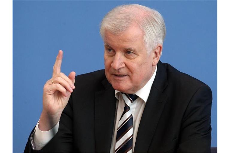 Horst Seehofer (CSU) gestikuliert. Foto: Wolfgang Kumm/dpa/Archivbild