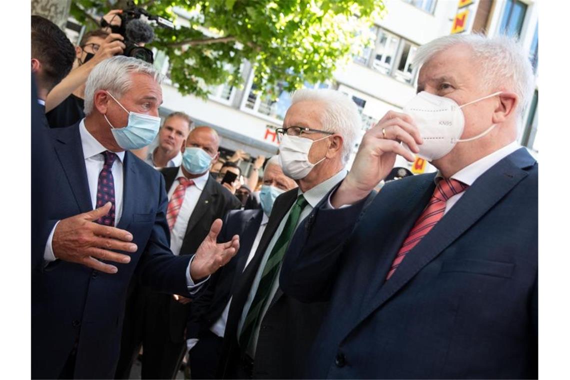 Horst Seehofer (CSU, r-l), Winfried Kretschmann (Grüne) und Thomas Strobl (CDU) in Stuttgart. Foto: Marijan Murat/dpa