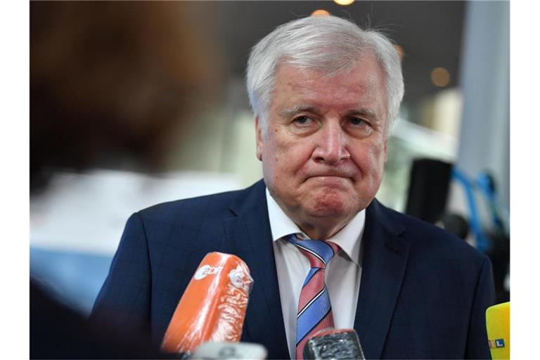 Horst Seehofer (CSU) spricht mit Journalisten. Foto: Martin Schutt/dpa-Zentralbild/dpa/Archivbild