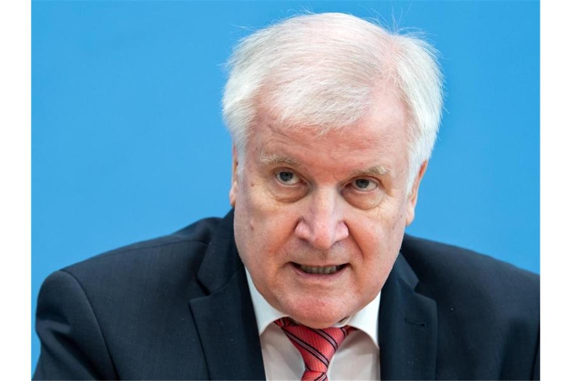 Horst Seehofer (CSU) wehrt sich gegen Kritik an den Grenzschließungen. Foto: Bernd von Jutrczenka/dpa Pool/dpa/Archivbild