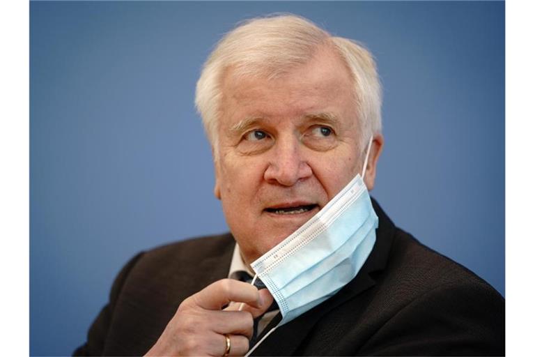 Horst Seehofer fürchtet „bedenkliche Größenordnungen“ in der Migrationspolitik. Foto: Kay Nietfeld/dpa