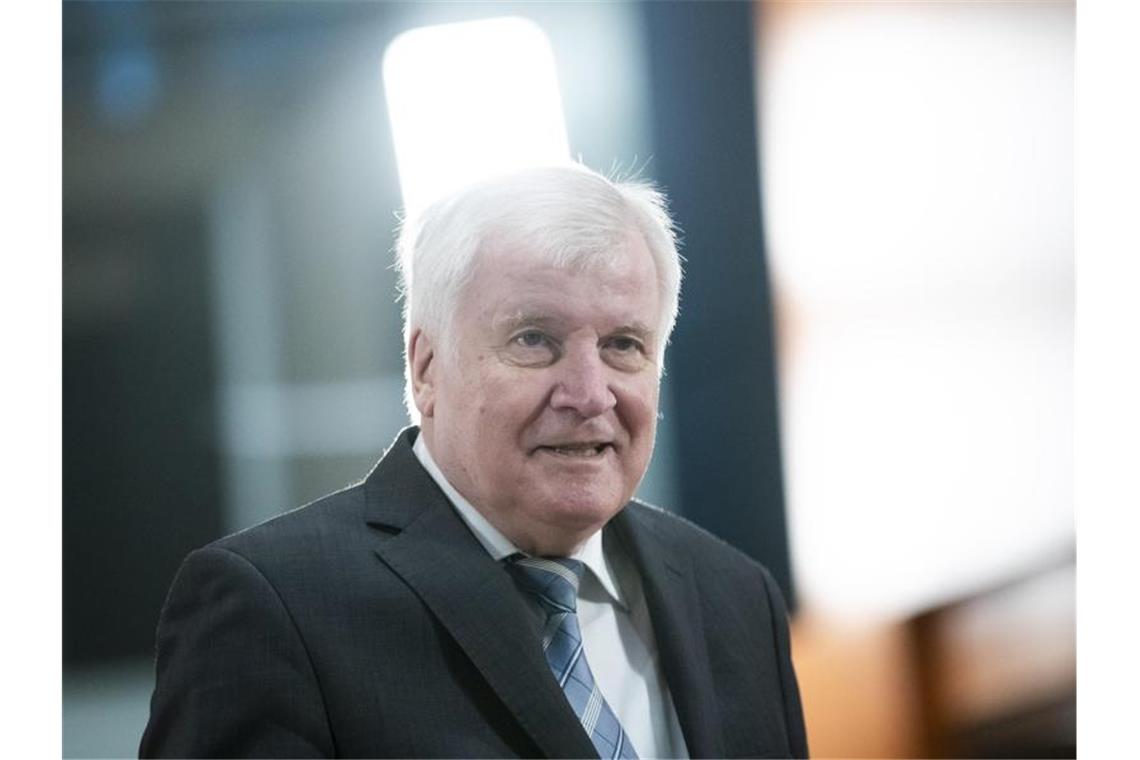 Horst Seehofer hat sich dafür ausgesprochen, Fans in begrenztem Umfang wieder in die Stadien zu lassen. Foto: Christoph Soeder/dpa Pool/dpa