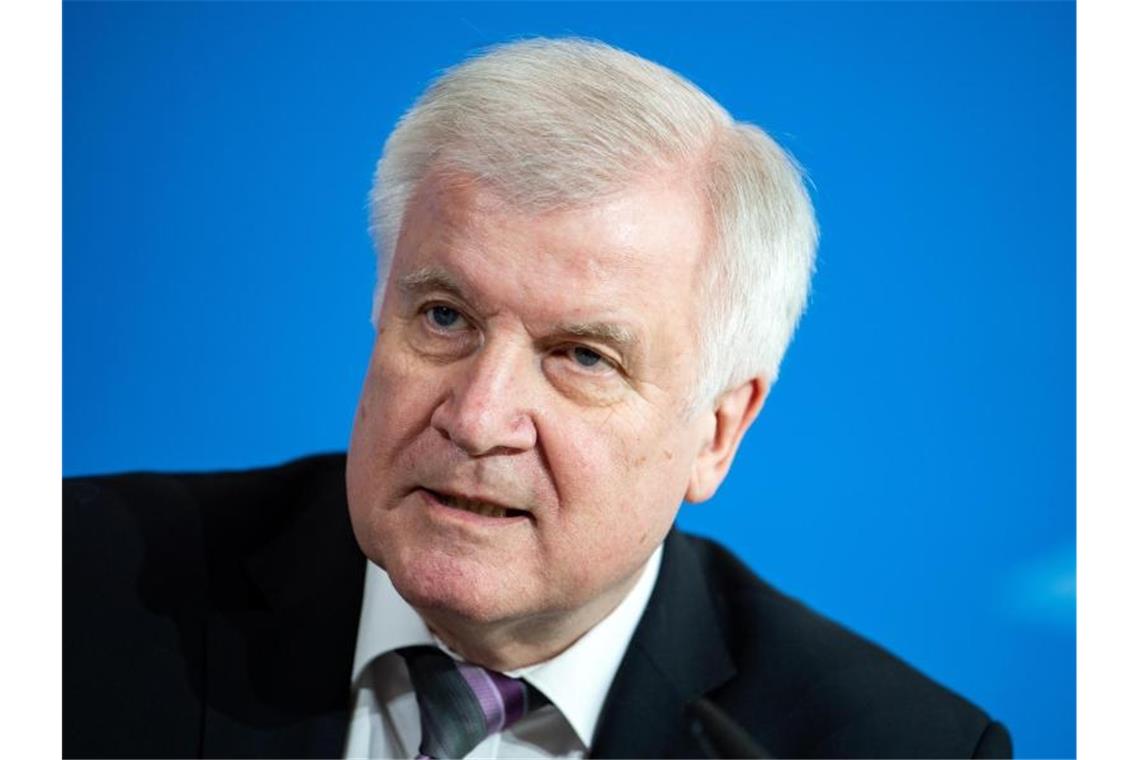 Seehofer warnt vor „Flüchtlingswelle“ Horst Seehofer hatte zugesagt, dass Deutschland bis auf weiteres ein Viertel aller im zentralen Mittelmeer Geretteten aufnimmt. Foto: Bernd von Jutrczenka/dpa