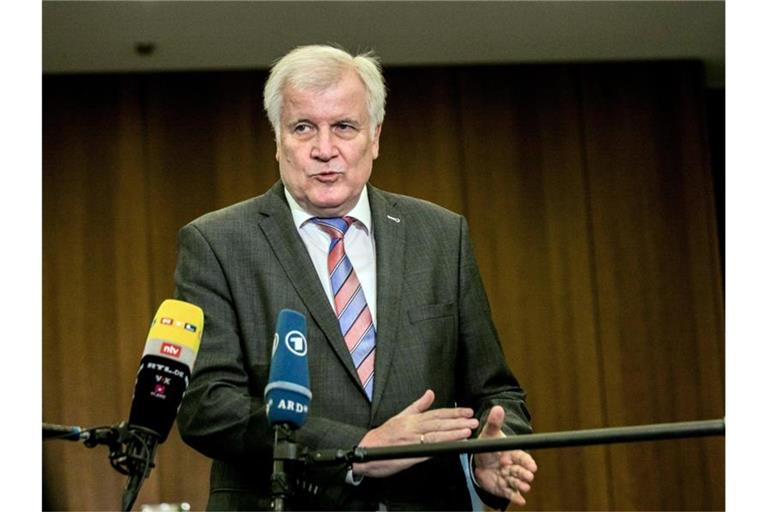 Horst Seehofer kann sich in der kommenden Saison der Fußball-Bundesliga wieder Zuschauer in den Stadien vorstellen. Foto: Carsten Koall/dpa