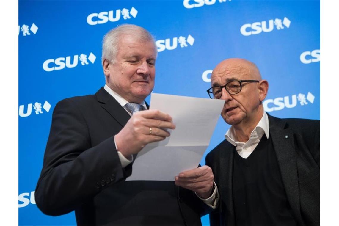 CSU verschärft Transparenz-Regeln Horst Seehofer (l), Bundesminister des Inneren, Bau und Heimat und damaliger CSU-Parteivorsitzender, und der Landtagsabgeordnete Alfred Sauter vor Beginn einer Sitzung des CSU-Vorstands. Foto: Peter Kneffel/dpa