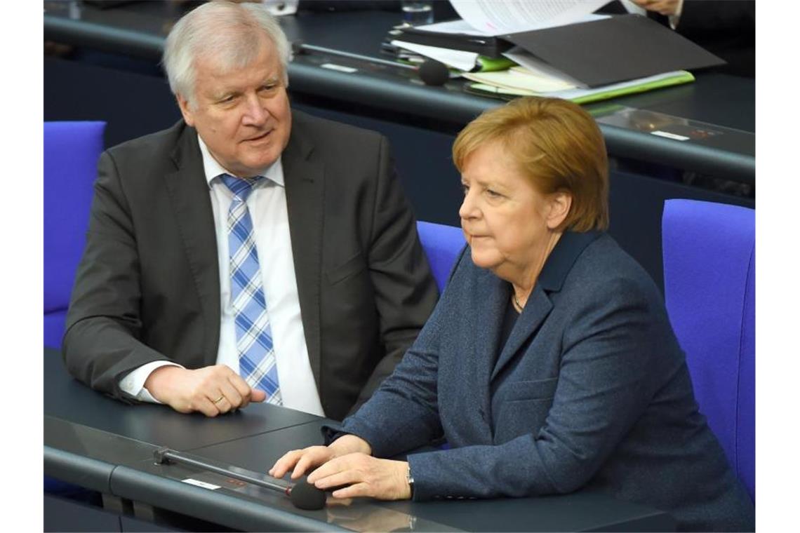 Horst Seehofer (l.) ist mit der Arbeit von Kanzlerin Angela Merkel sehr zufrieden. Foto: Sonja Wurtscheid/dpa