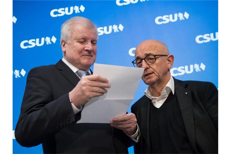 Horst Seehofer (l) und Alfred Sauter. Foto: Peter Kneffel/dpa