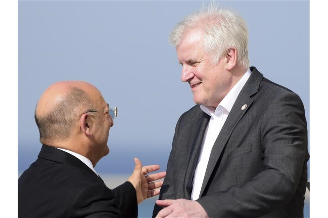 Horst Seehofer (r.), am Ende einer Pressekonferenz mit Michael Farrugia, Innenminister von Malta. Foto: Jonathan Borg/AP