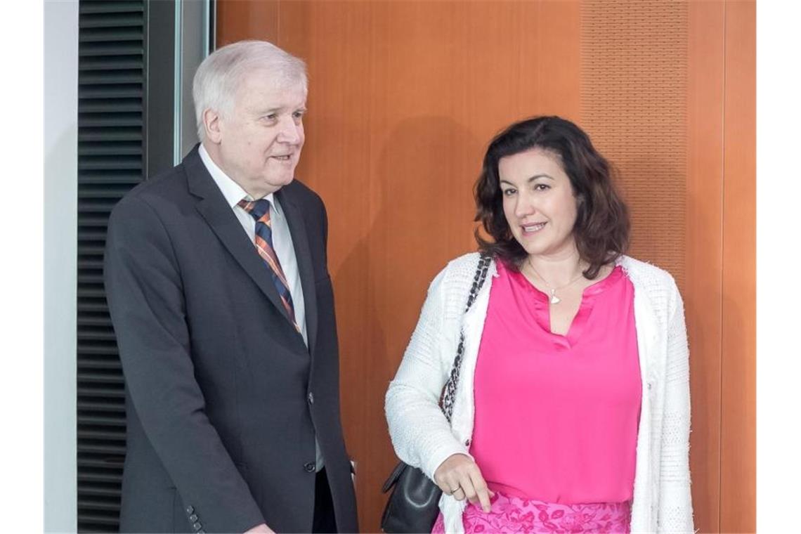 Horst Seehofer und Dorothee Bär vor einer Kabinettsitzung in Berlin. Foto: Michael Kappeler/dpa/Archiv