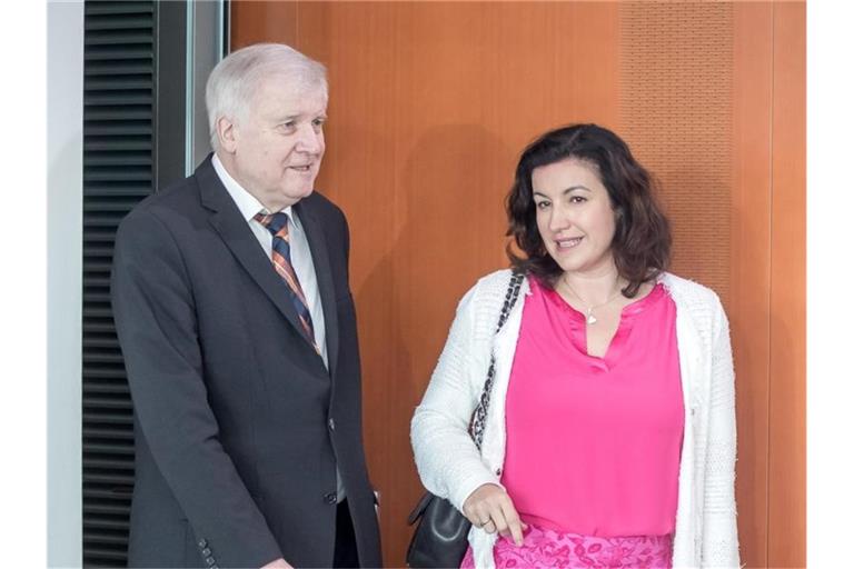 Horst Seehofer und Dorothee Bär vor einer Kabinettsitzung in Berlin. Foto: Michael Kappeler/dpa/Archiv