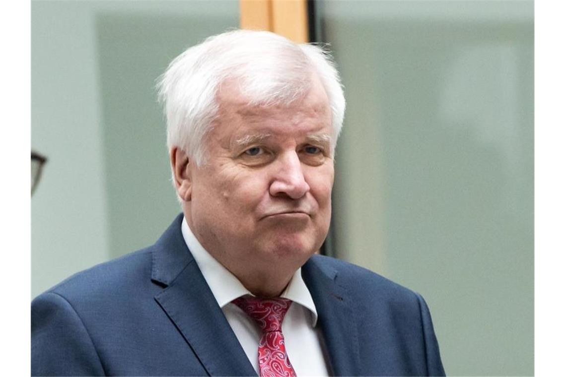 Seehofer bekräftigt Ablehnung gegen Polizeistudie Horst Seehofer vergangene Woche bei der Vorstellung des Verfassungsschutzberichts 2019. Foto: Lennart Stock/dpa