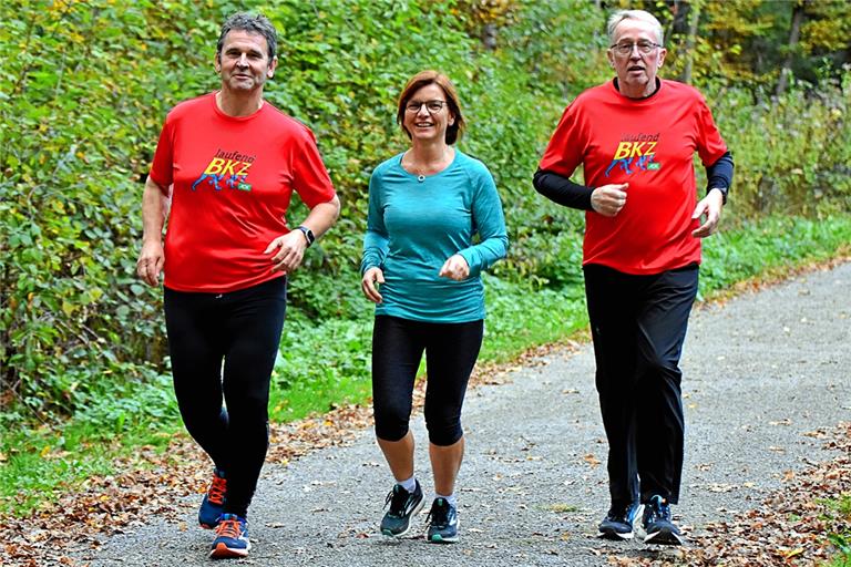 Horst Stocklossa, Andrea Seybold und Herbert Luithardt (von links) sind mit Laufend BKZ auf dem Weg zum Silvesterlauf. Foto: Tobias Sellmaier