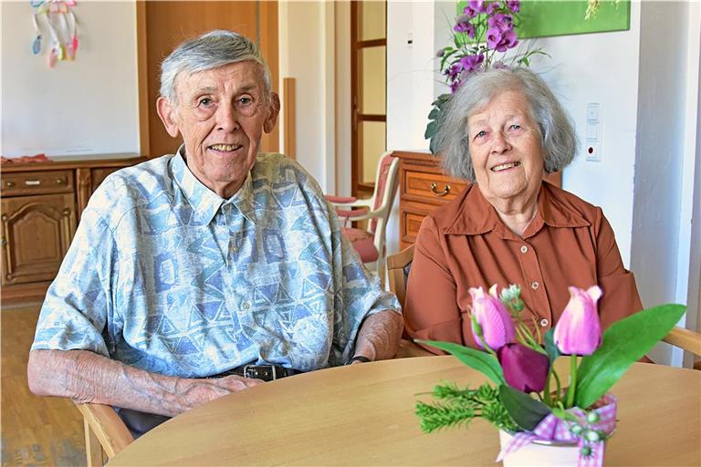 Horst und Margot Ludewig schauen auf 65 gemeinsame Ehejahre zurück. Kennengelernt haben sie sich 1945 in Niederbayern. Foto/Repro: Tobias Sellmaier