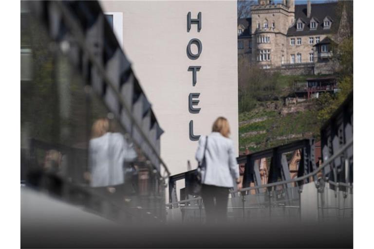 Hotels und Pensionen dürfen in einigen Bundesländern wieder Touristen empfangen. Foto: Marijan Murat/dpa