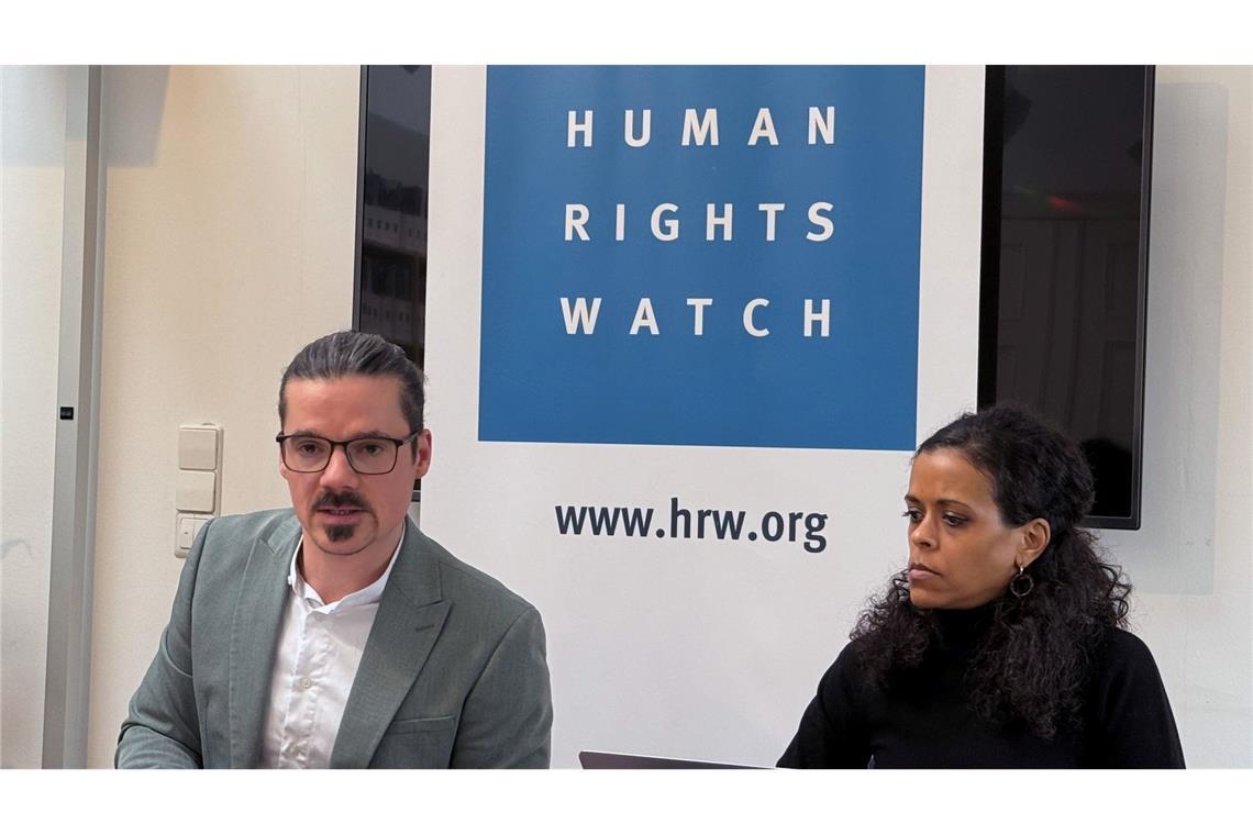 HRW-Deutschlanddirektor Philipp Frisch (l) und HRW-Rassismusforscherin Almaz Teffera zeichneten ein düsteres Bild der Weltlage.