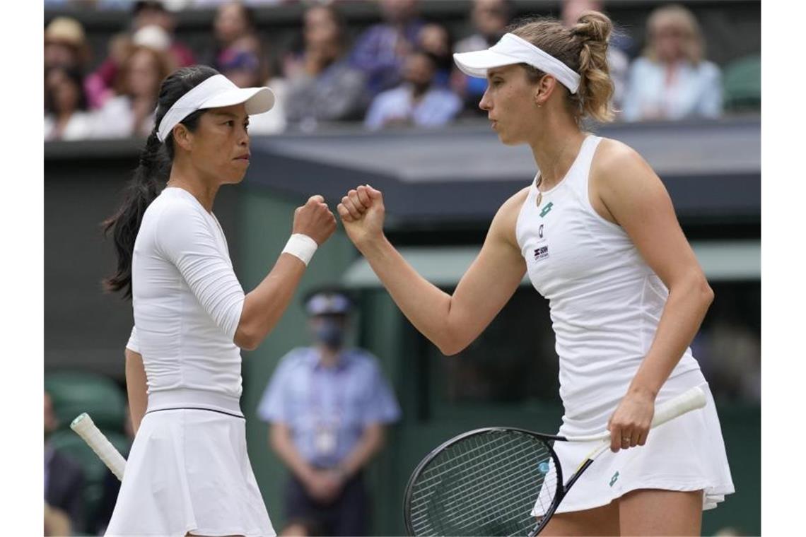 Wimbledon-Titel im Damen-Doppel an Hsieh und Mertens Hsieh Su-Wei (l) und Elise Mertens geben sich einen Faustcheck. Foto: Kirsty Wigglesworth/AP/dpa