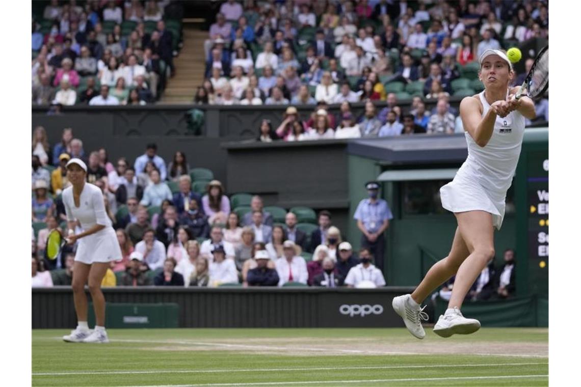 Wimbledon-Titel im Damen-Doppel an Hsieh und Mertens Hsieh Su-Wei (l) und Elise Mertens gewannen im Finale mit 3:6, 7:5, 9:7. Foto: Kirsty Wigglesworth/AP/dpa