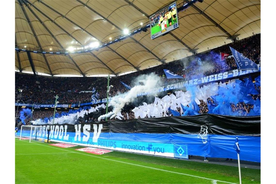 HSV-Fans brennen vor dem Spiel gegen den KSC Pyrotechnik ab. Foto: Daniel Bockwoldt/dpa